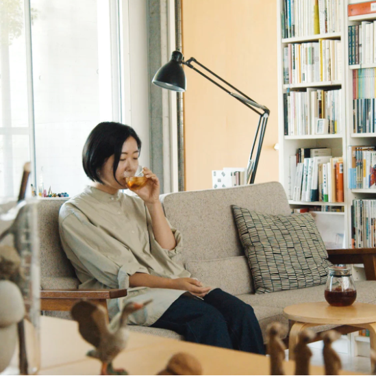 日本室內設計師家居內部照：木質家具、植物添彩，屋內充滿高級感