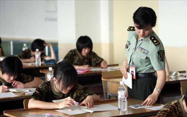 为何很多大学生只当两年义务兵就选择退伍？或许因为这5方面