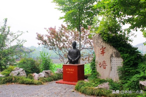 李拥军，江苏射阳人，扬州大学教授、博导，畜禽繁育专家