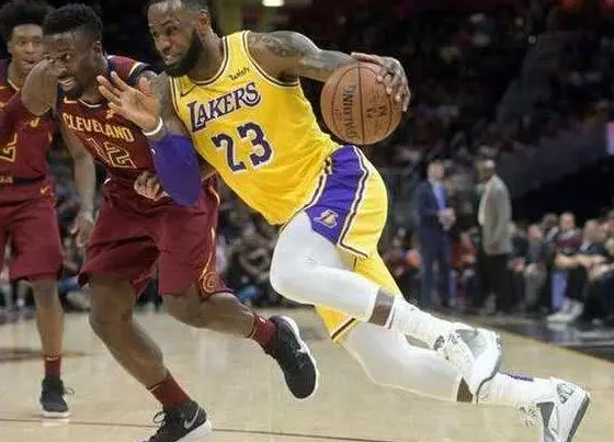 为什么nba球星不带护膝（被NBA明令禁止的几种装备，乔丹AJ鞋都被禁，甚至连搞发型也不行）