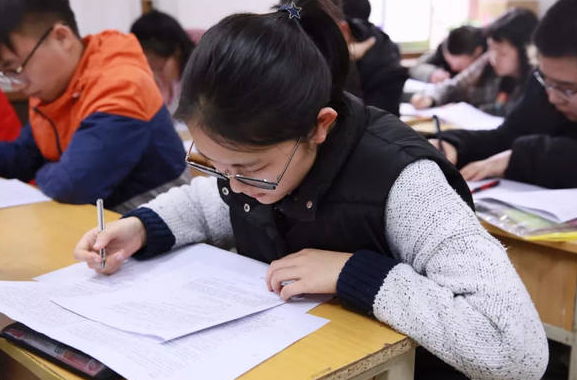 艺术生“敲黑板”：56所高校撤销73个艺术类专业，高考限制收紧