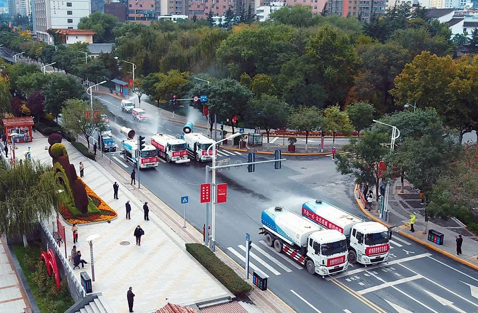 天水市秦州区对城区主干道开展疫情防控集中消杀（图）