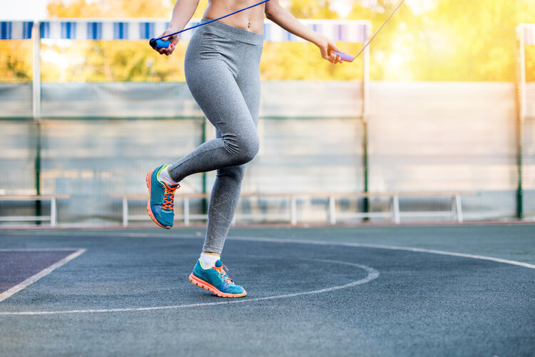 跳绳该怎么跳才能减肥，正确的跳绳锻炼方法技巧