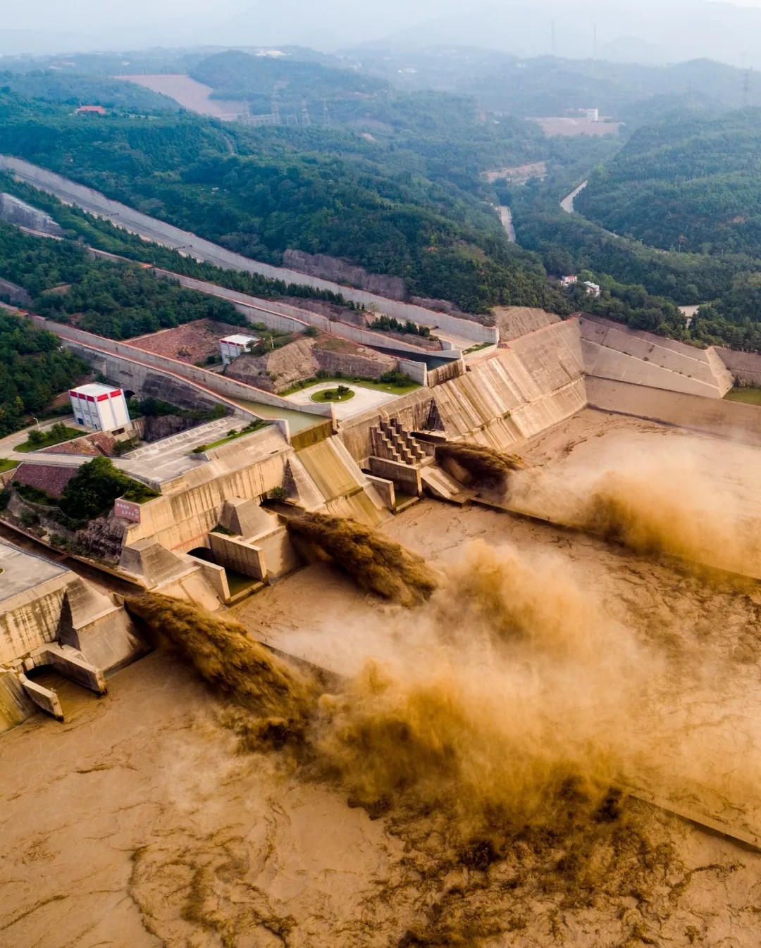 黄河的发源地(黄河的发源地到底在哪里？不是峡谷、瀑布，三个源头都在青海腹地)