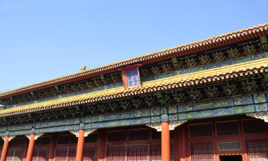 坤宁宫则是明清两朝皇后居住之中宫,殿内东暖阁是皇帝大婚的洞房,帝后