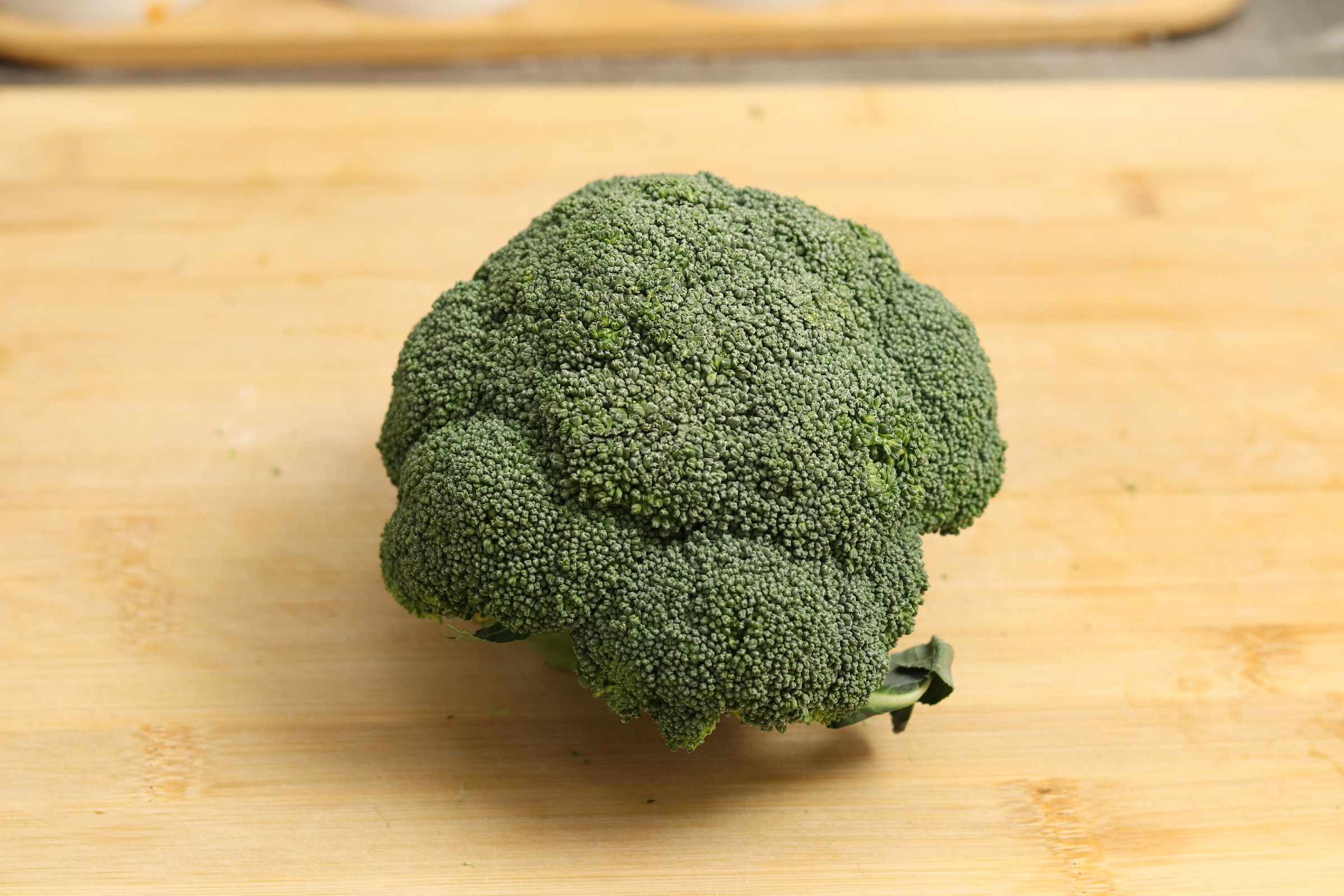炒西兰花，先焯水还是直接炒？教你正确做法，鲜嫩脆爽好吃又营养