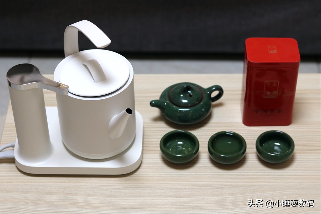 自动化烧水抽水为一体，小米有品电水壶是茶具界中的清流