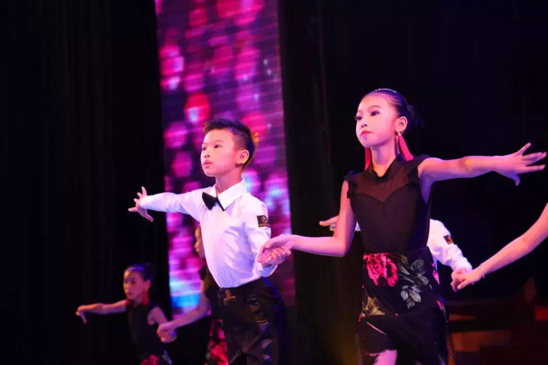 沸腾的足尖|金华义乌弘文艺术培训中心：德艺教育，全面培育