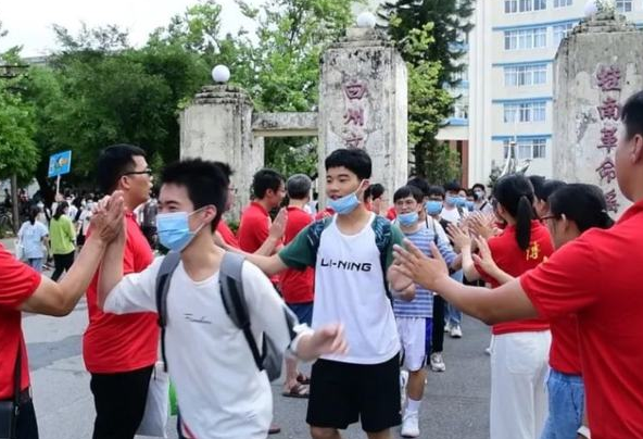 44年前的高考试卷曝光，和现在高考试卷对比，难度差的不是一丁点