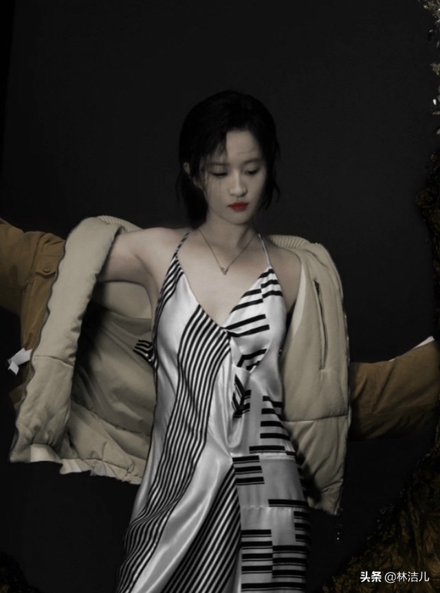 刘亦菲的狼尾短发太惊艳，倪妮的一刀切撩人，剪短发可不止看脸型