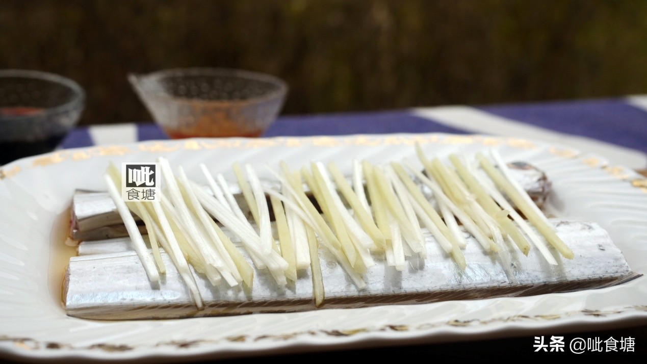 在塘主眼里，带鱼最美味的做法是清蒸，遇到这种新鲜的，可以试试