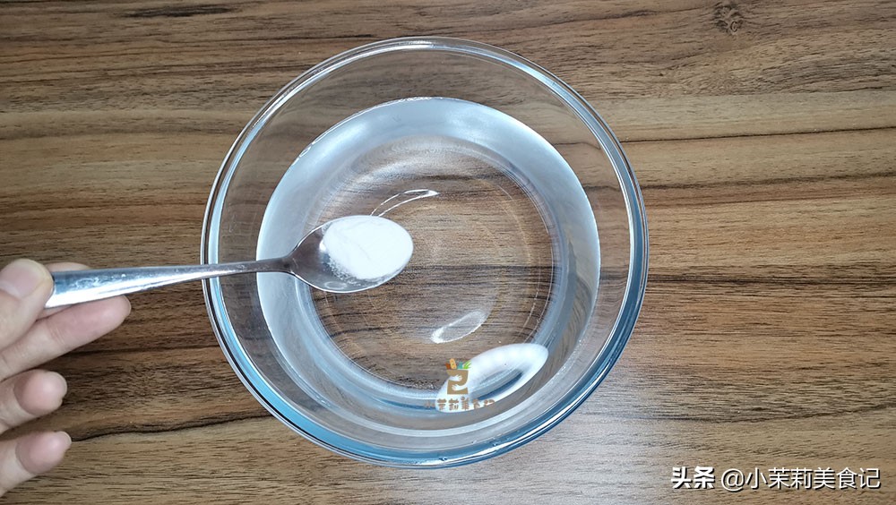 洗草莓，用盐还是用面？都不对，教你正确方法，农药脏东西都洗掉