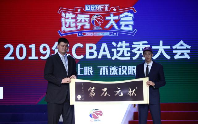 cba和nba哪个薪水高(NBA状元年薪6334万，那CBA状元年薪多少？差距比想象中还大)