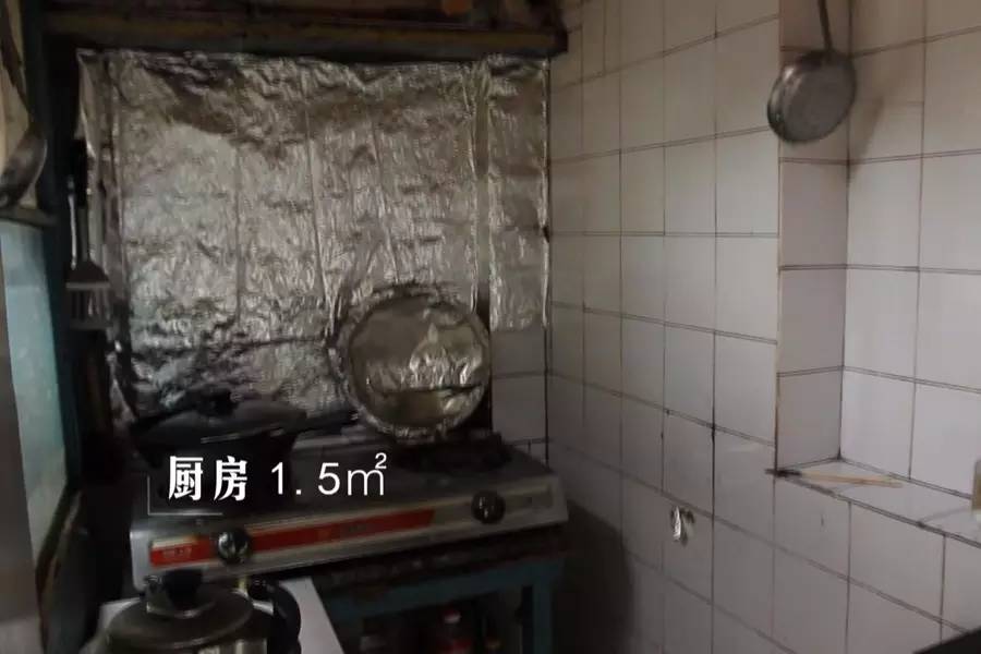 北京二环25㎡小屋，为让女儿回家住，年迈父母坚持睡6㎡露台