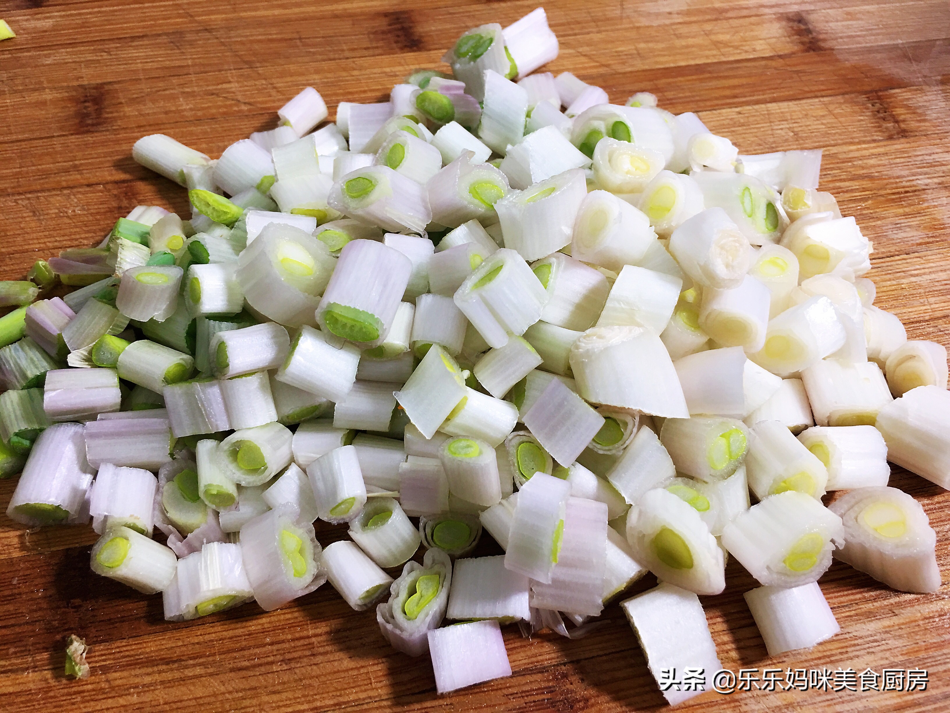 每年秋季，妈妈都用这方法腌咸菜，7种食材腌1瓮，够吃一冬