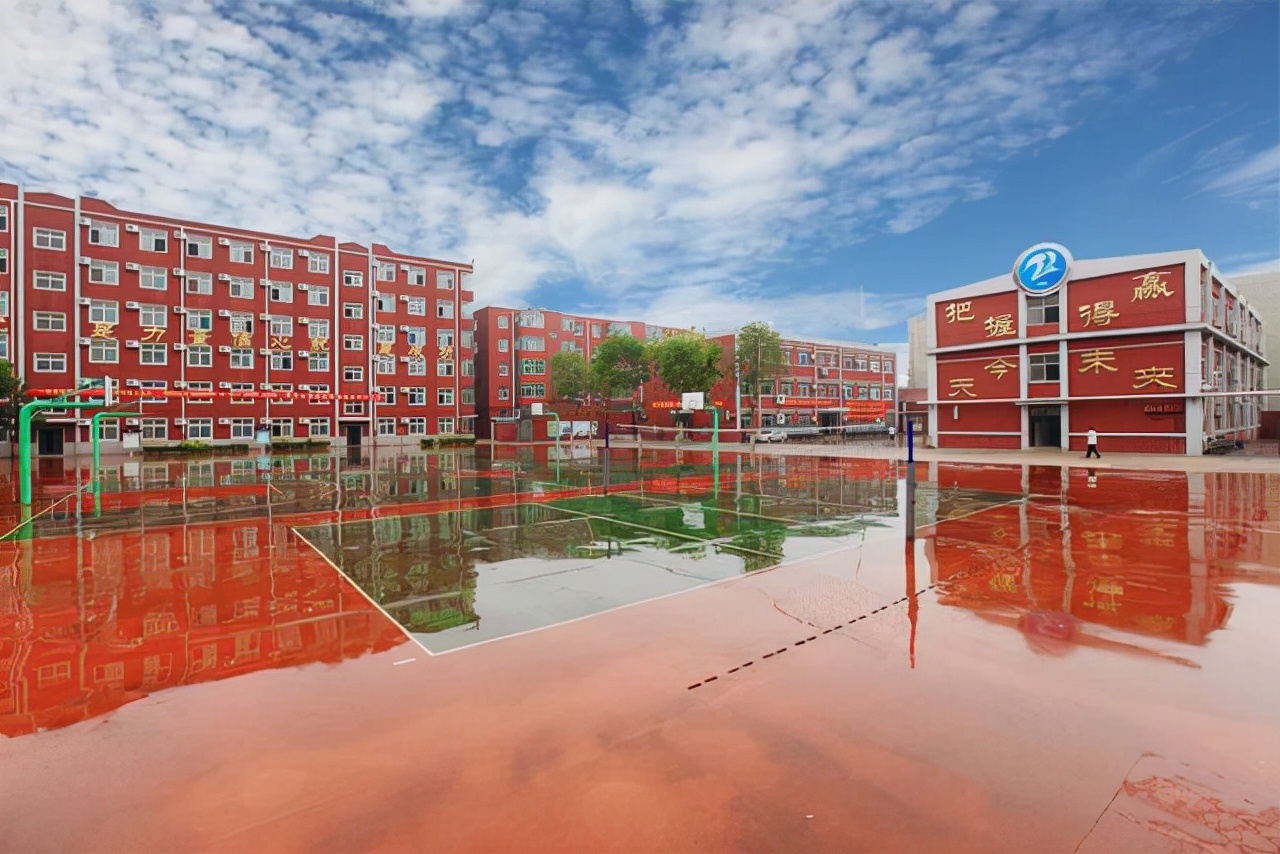 河北百强名校，600分以上达3000多人，本科上线率99.8%，报考