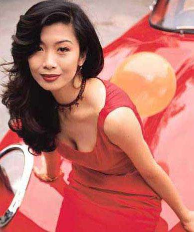 57岁“艳后”吴家丽：狠拒成龙又惨遭劈腿，情路坎坷为爱单身至今