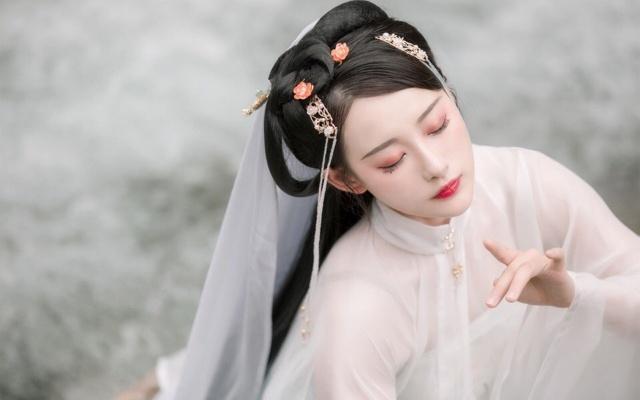 如穿越回古代十二星座女各是啥身份?白羊是女郡主,天蝎是嫔妃?