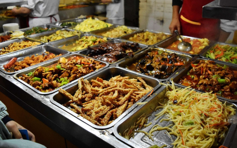 某大学“阴间食堂”火了，如同在墓地用餐，学生：艺术不能接地府