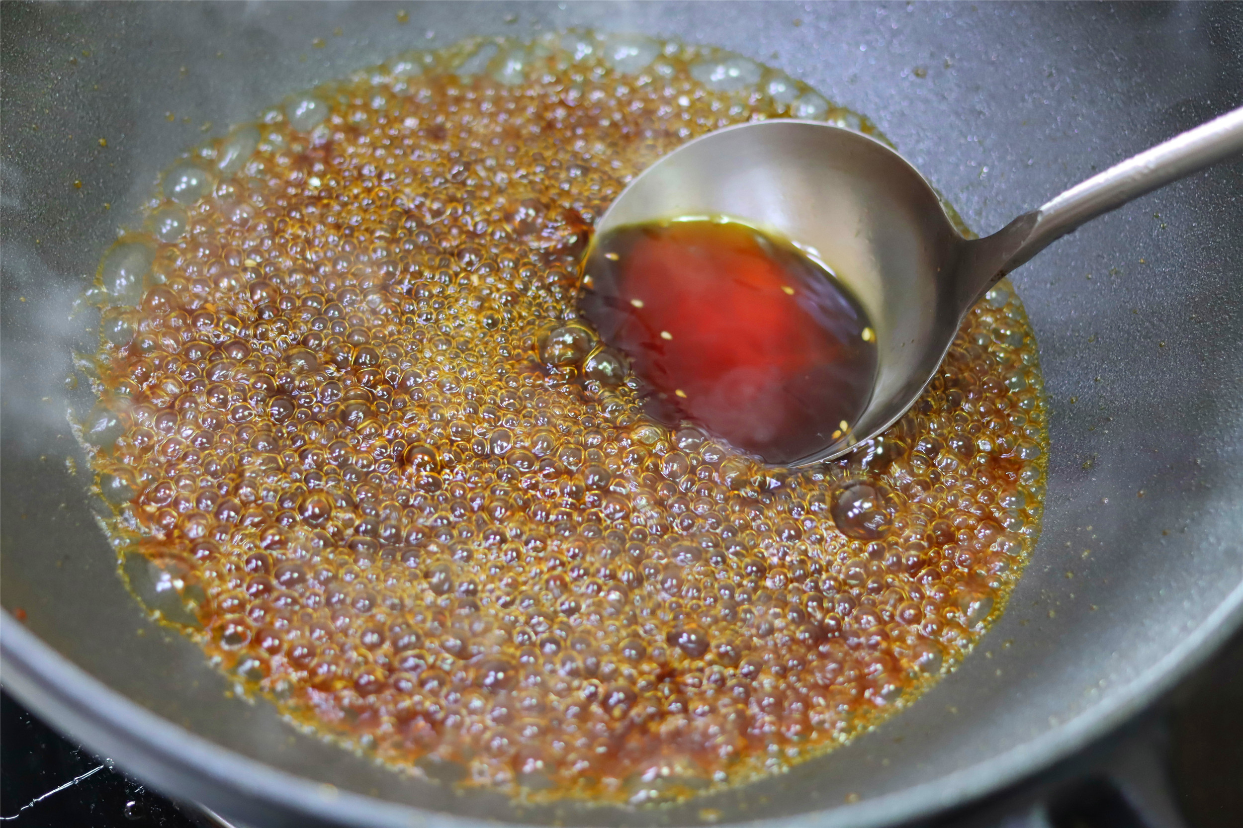 做糖葫芦，掌握“熬糖3步曲”，糖衣酥脆透亮，不沾牙，能出摊了