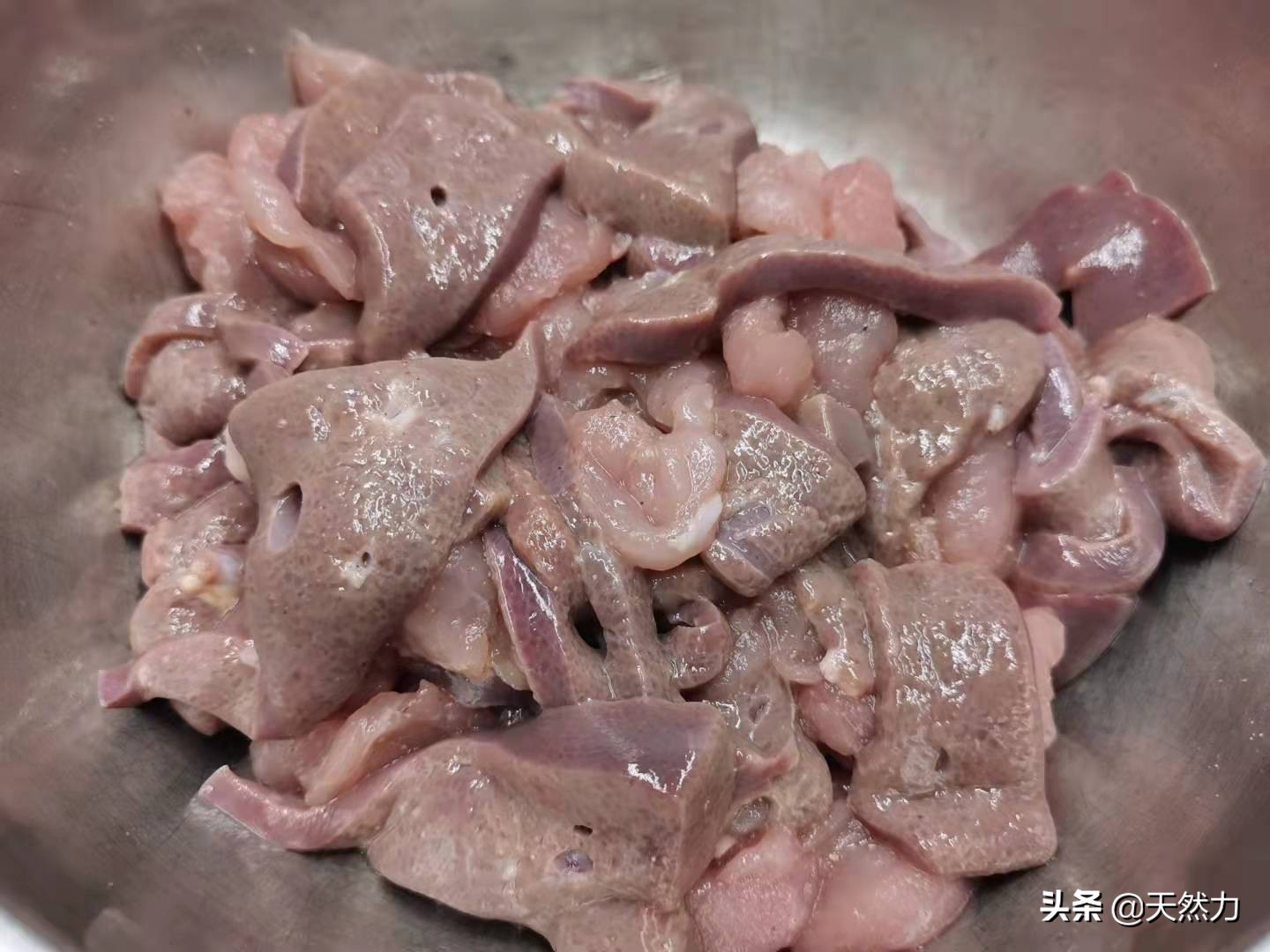 猪肝汤怎么做才好喝？掌握正确的方法，汤体清澈，猪肝滑嫩无腥味