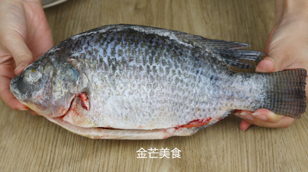 解冻鱼不能直接用水泡，海产老板教我一招，解冻后和新鲜买的一样