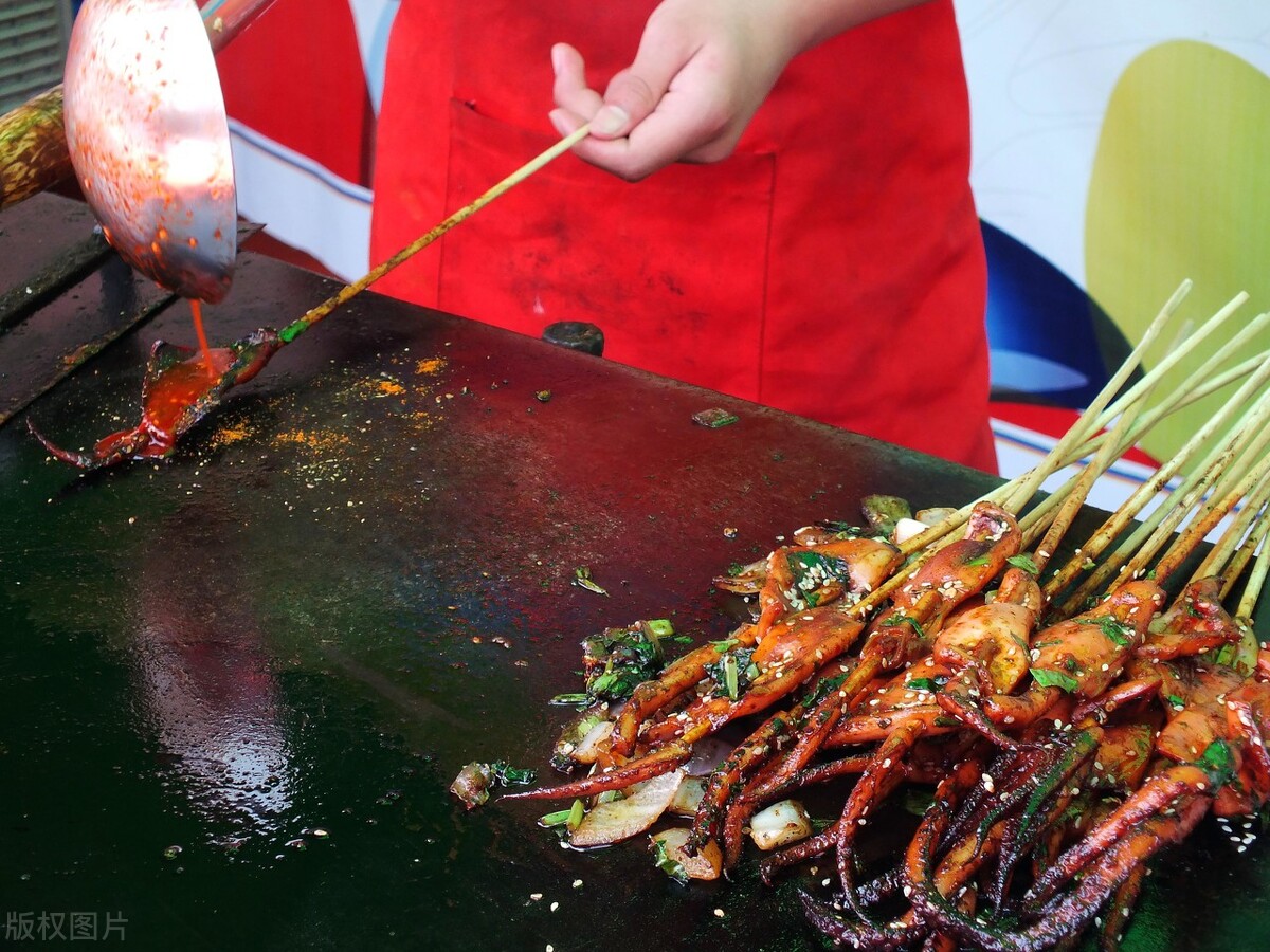 小学满分作文《美食街》一逛仙桃美食街，口水如瀑不能歇