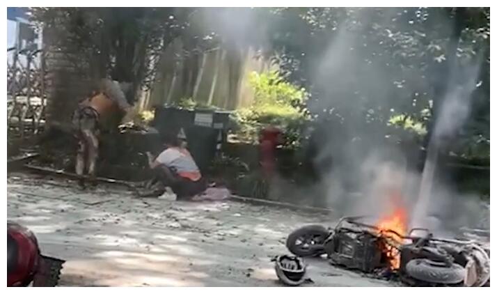 上海电瓶车爆燃！3个锂电池让整栋楼面目全非，锂爆威力有多大？