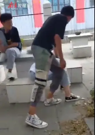 12岁女生被多名男生殴打，校园暴力这个隐形杀手到底有多可怕