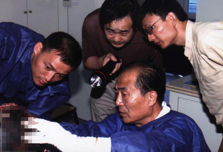 尸体上令人作呕的蛆，他拿起来量了量长度