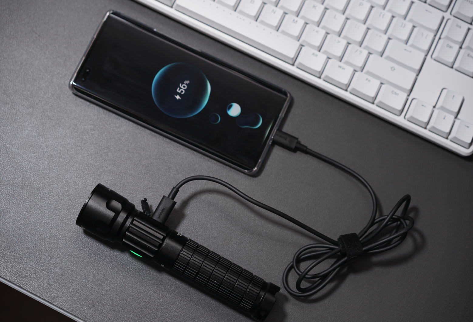 個頭大、亮度夠、續航長，還能變身充電寶！XTAR R30手電筒體驗
