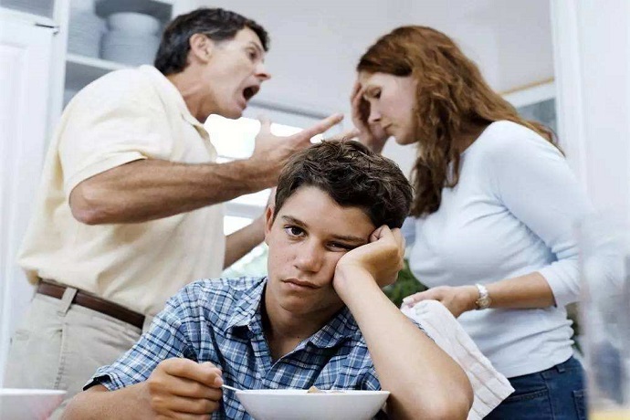 女儿和父母血型对不上，宝爸怀疑妻子有外遇，亲子鉴定后“打脸”