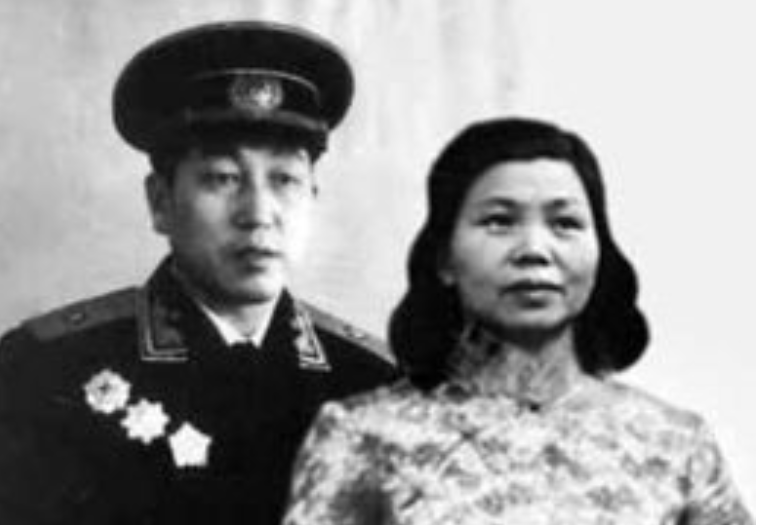 16岁少年瞒着父母参军，18年后成副司令返乡，母亲：长官你找谁