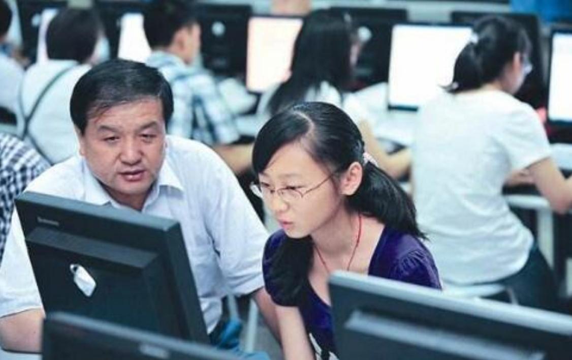 高考生迎来好消息，“高考小年”或成定局，压线生报考有优势