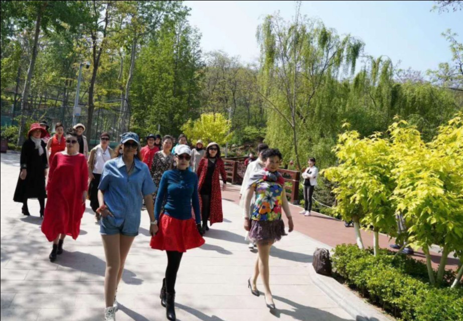 辽东半岛滨城大连一道靓丽风景——大连俏佳人模特艺术团