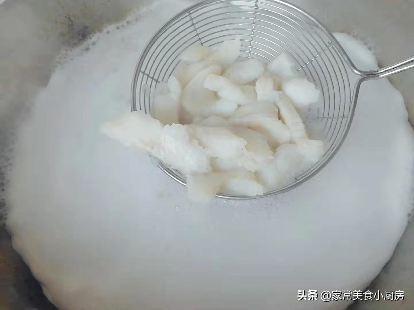 教你做便宜又美味的番茄巴沙鱼，鲜美不腥又无刺，适合孩子吃