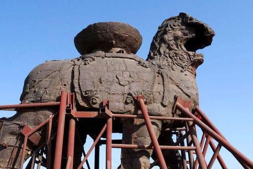 这四宝分别是:代表着唐末五代,铸铁工艺的32吨沧州大铁狮;体现北宋