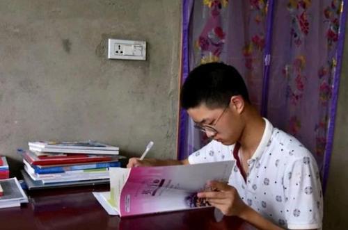 寒门贵子胡安康：父母残疾，靠吃野菜维持生活，685分考入清华