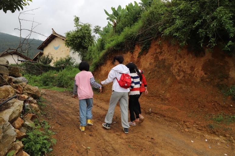 云南经济管理学院暑期三下乡，关爱留守儿童，搭建心灵之桥