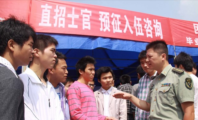 应届毕业生当兵，从“家乡”征兵和“高校”征兵有4点区别