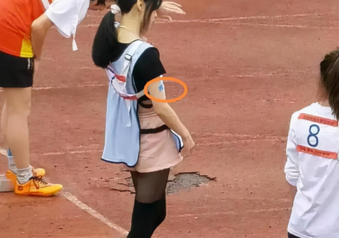 一外国语学院女生参加长跑比赛，穿黑裤袜引争议，被指目的不纯