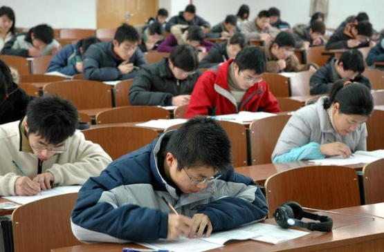 高校辅导员云查寝，要求学生摆拍打卡，网友：每天一个拍照小技巧