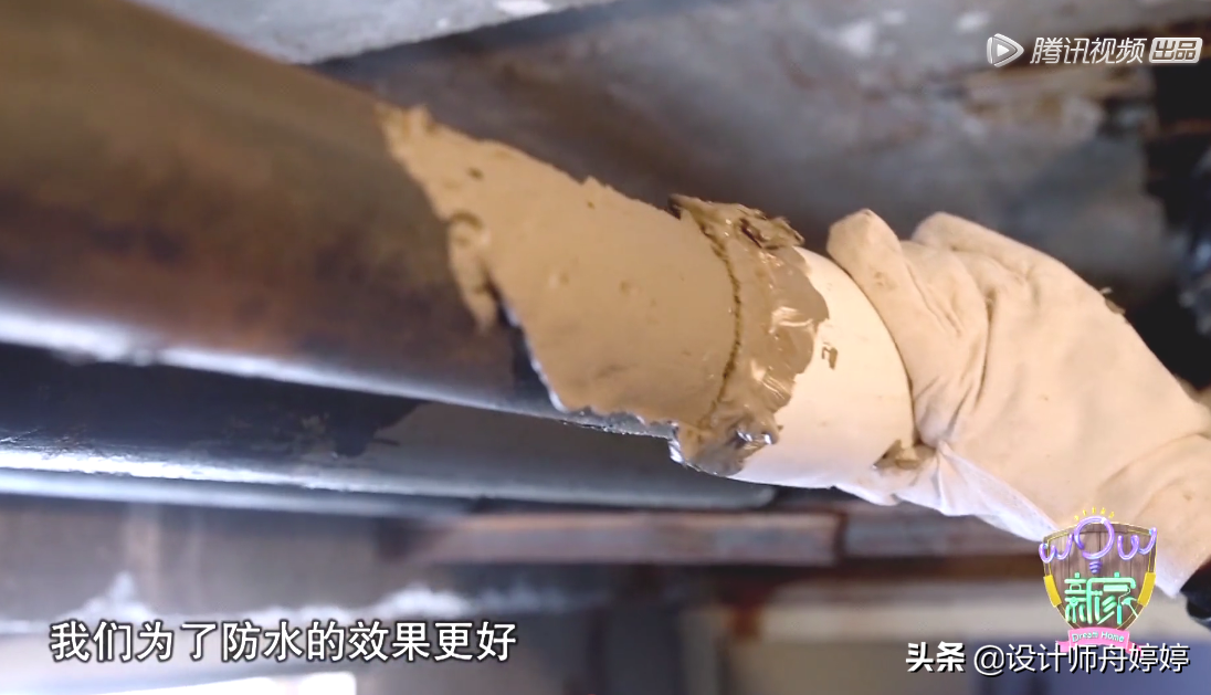 3人住上海27㎡，海归美女睡父母床尾，头顶排污管总渗黄色水渍