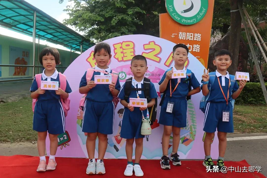 开学啦！现场多图预警：妈趴窗，爹爬墙，脸贴地！场面过于欢乐