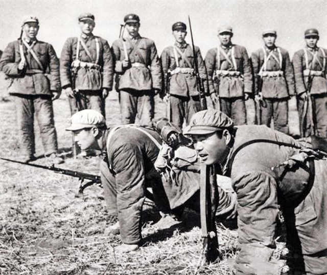 许世友上将视察学校，坚称校门口地下有煤，军代表派人狂挖十几米