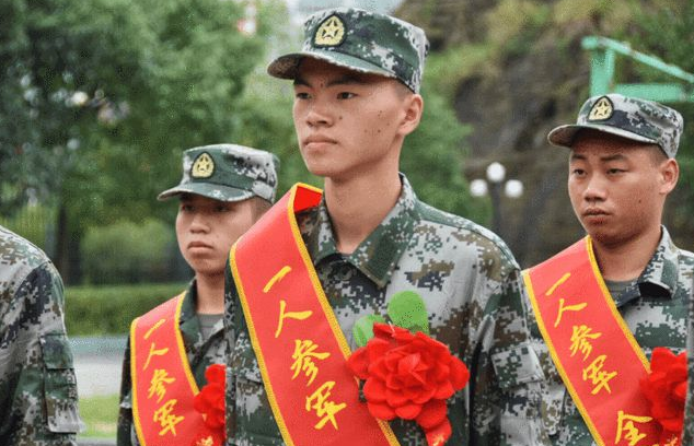 “高考入伍”和“毕业入伍”，退伍后差距明显，导员：有第三条路