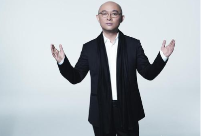 他是“江苏一哥”孟非，曾娶初恋女友为妻，今49岁一家三口超幸福