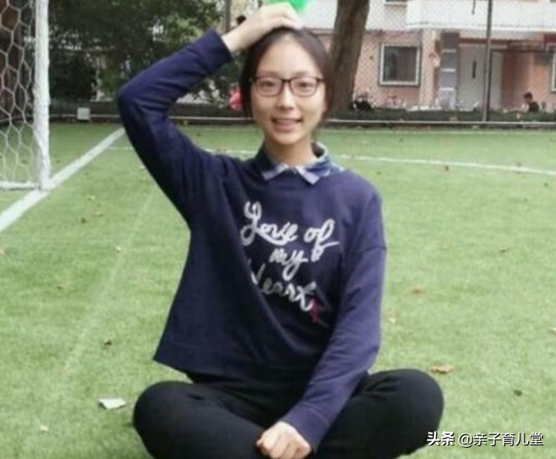 女孩高考前追剧看漫画解压，想比上届状元多考一分，最终考了多少