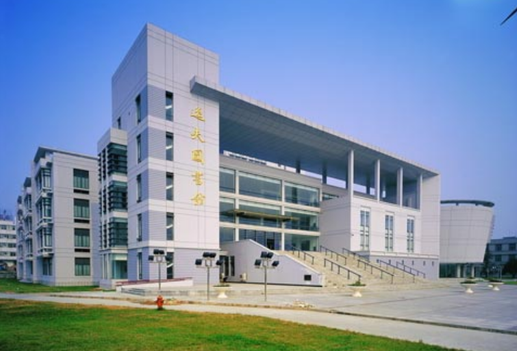 邵逸夫：捐近三万栋逸夫楼，有的“逸”字却少一点，是何缘由？