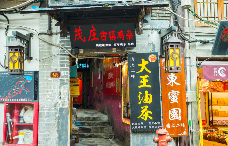 山城重庆，轻轨出行，玩转8D网红城市